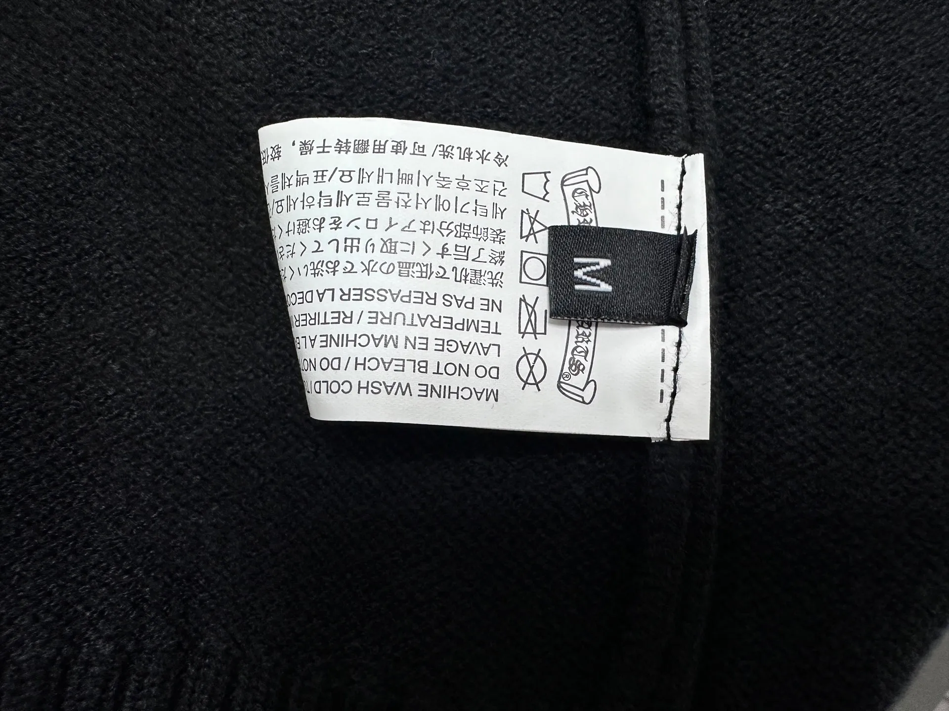 P250 [Chrome Hearts] Chrome Hearts' new cross-knitted jacquard appliquéd round-neck sweater. Contains 20% wool. The item is made of custom-dyed and custom-spun yarn, purchased from the original version. A full set of customized accessories. Details determine success or failure. A new model for autumn and winter. It is soft and delicate and does not tie the body. The upper body effect is very nice. Loose fit. Same style for men and women. Color: White Black Size: S-L